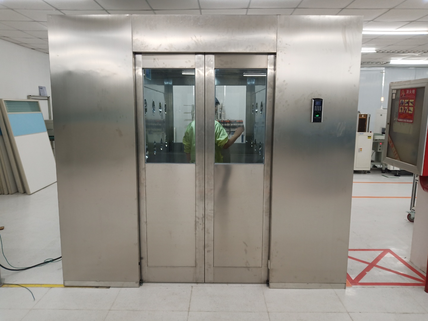 貨淋通道:風(fēng)淋室吹淋效果差的原因及調(diào)整方法