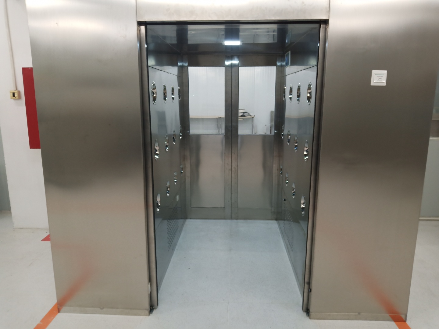 風淋室現(xiàn)場安裝時對環(huán)境有哪些要求?